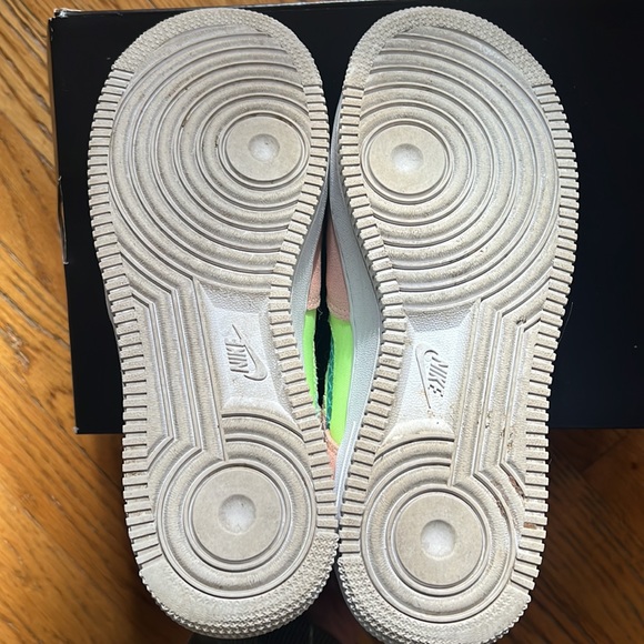Very different Womens Nike Air Force 1 ‘07 SE - Picture 8 of 13